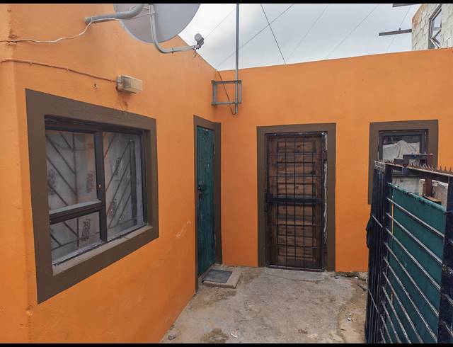 9 BEDROOM HOUSE FOR SALE IN NOMZAMO